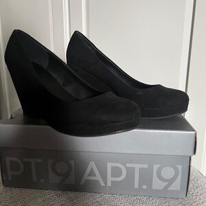Black dress shoe